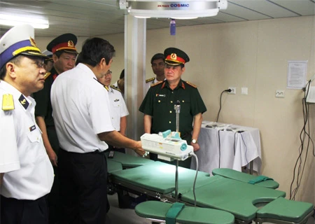 Le général de division Trân Quang Khuê examine le navire-hôpital HQ-561. (Source: qdnd)